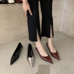 Nude women's high heels, soft leather, pointed toe, soft-soled, French-style, skirt-matching shoes with a gentle, low-heeled design.